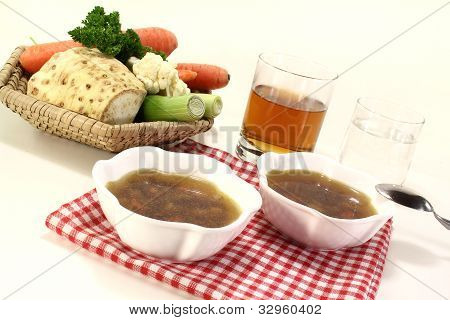 Consomme wołowiny z zielonych