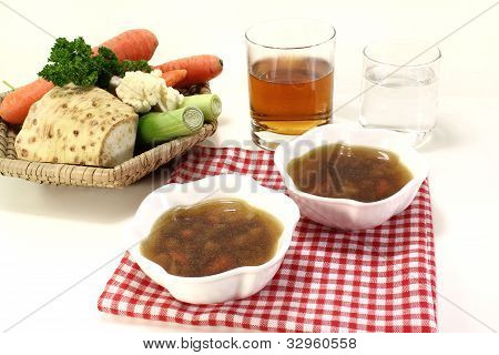 Consomme wołowiny z warzywami zupa