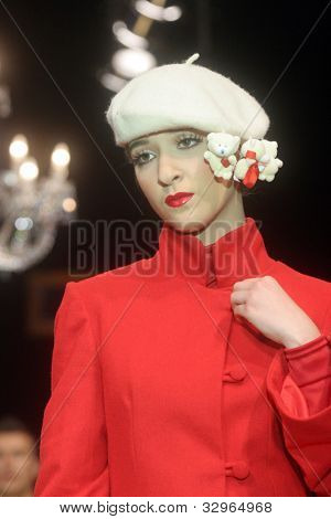 ZAGREB, Kroatien - Mai 03: Fotomodell trägt Kleidung von Iva Bozicevic auf 
