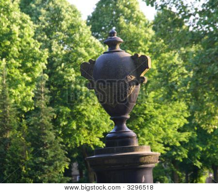 Urna su colonna pendente