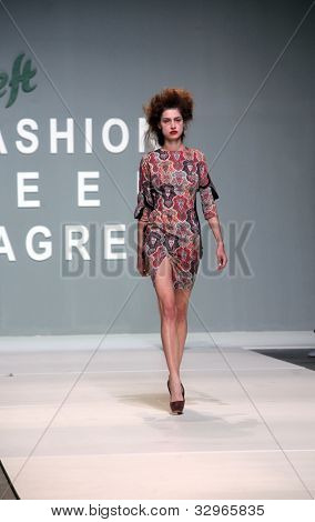 ZAGREB, Croácia - 10 de maio: Modelo veste roupas feitas por Leandro Cano na 