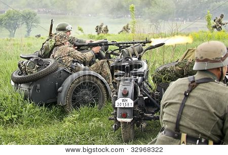 Kiev, Ucraina - 13 maggio: Membro del Club Red Star storia indossa storico militare tedesco uniforme D