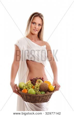Donna attraente con un cesto pieno di frutta