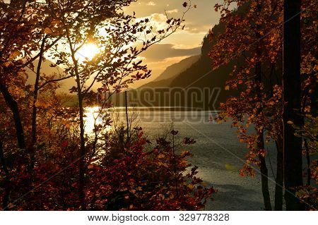 Sonnenuntergang An Einem Goldenen Herbsttag In Den Bergen
