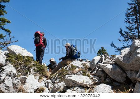 Tre alpinisti appoggiata sulla sommità della collina