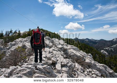 Un gruppo di escursionisti a piedi sulla cima della collina