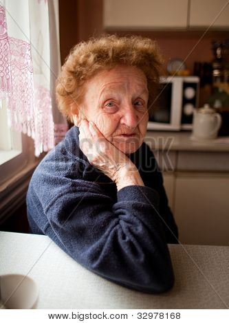 Porträt einer alten Frau 85 Jahre alt, in der Küche.