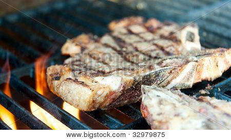 Biftek na grilu s plameny