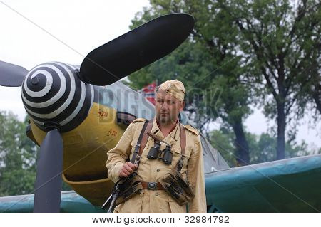 เคียฟ ยูเครน-13 พฤษภาคม: คลับประวัติสมาชิกดาวแดงสวมประวัติศาสตร์เยอรมัน Luftwaffe dur สม่ำเสมอ