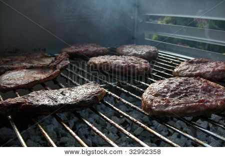 Okse burgere på grillen.