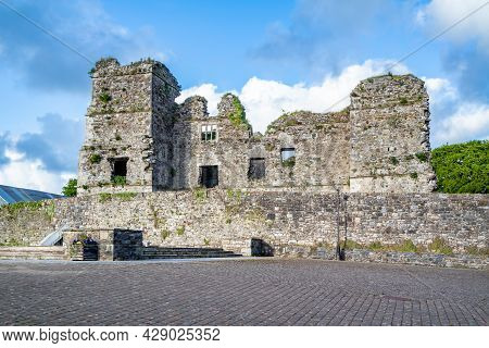 The Castle Ruins In Manorhamilton, Erected In 1634 By Sir Frederick Hamilton - County Leitrim, Irela