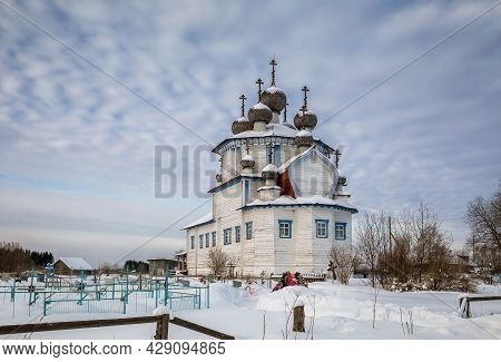 Winter Morning Landscape With The Ancient Wooden Epiphany Church . Lyadiny, Arkhangelsk Region, Russ