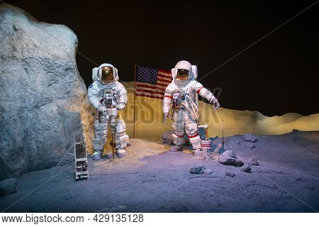 Houston, Tx, Usa - Dec. 15, 2018: Apollo 17 Astronauts Eugene Cernan And Harrison Schmitt Figures Di