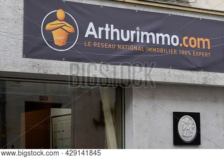 Perpignan , Occitanie France  - 06 25 2021 : Arthurimmo Brand Text Real Estate Of French Agency With