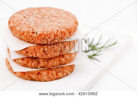 Surowy hamburgery dla hamburgerów, w kupie