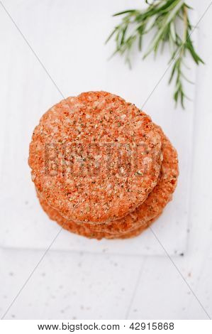 Rå burgere til hamburgere, i en bunke
