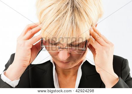 Geneeskunde en ziekte - een volwassen zakenvrouw met hoofdpijn, burn-out of migraine