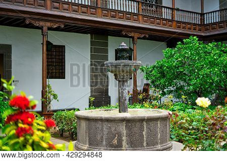 Brunnen Im Innenhof Einer Kirche Von Gran Canaria