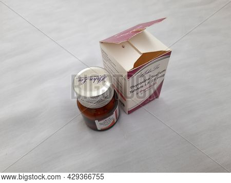 Closeup Of L-thyroid-25 Or Thyroxoin Sodium 25 Mcg Johnlee Pharmaceuticals Pvt. Ltd. Company Tablet