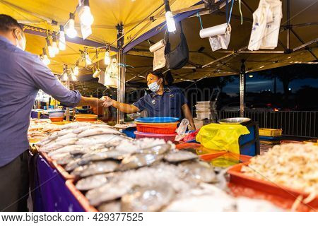 Putrajaya, Malaysia - October 09, 2020: Street Food Night Market At  Putrajaya, Near Kuala Lumpur. S