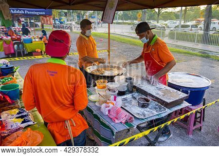 Putrajaya, Malaysia - October 09, 2020: Young Men Frying Youtiao Or Cakoi, A Long Golden-brown Deep-