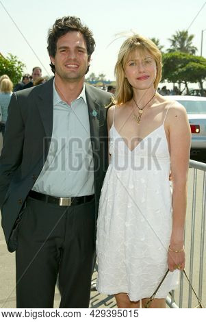 LOS ANGELES - MAR 22: Mark Ruffalo and Sunrise Coigney arrives for the 2003 Independent Spirit Awards on March 22, 2003 in Santa Monica, CA