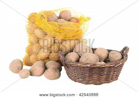 Potatis i en väska och en korg