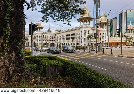 Kuala Lumpur, Malaysia - January 06, 2021: The Busy Road In Front The Old  Railway Station In Kuala 