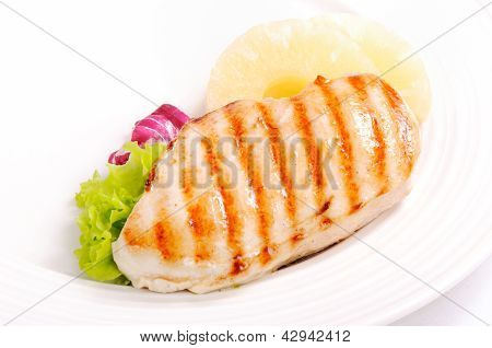 Gegrilltes Hähnchen-Steak mit Ananas