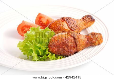 gegrilltes Huhn auf einem weiÃŸen Teller mit frischem GemÃ¼se