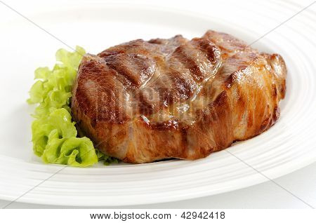 Gegrilltes Schweinesteak auf einem weiÃŸen Teller