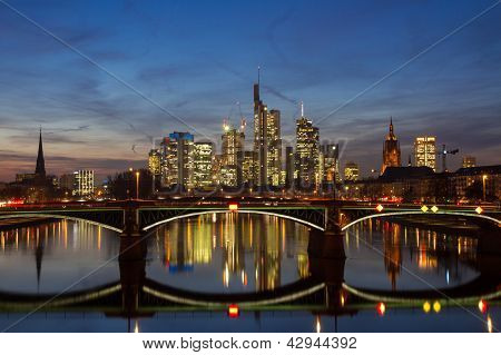 Panorama Frankfurtu w Twilight