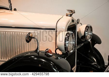 4 June 2019, Moscow, Russia: Vehicle Grille And Headlights Of American Car Pontiac 6-28 (186) 1928. 