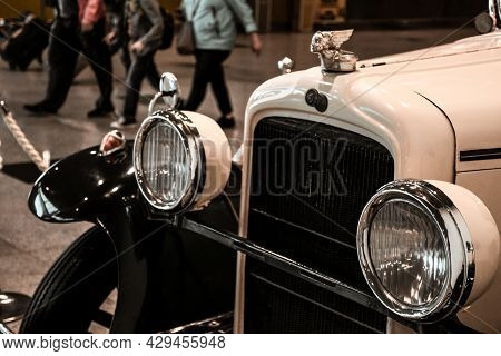 4 June 2019, Moscow, Russia: Vehicle Grille And Headlights Of American Car Pontiac 6-28 (186) 1928. 