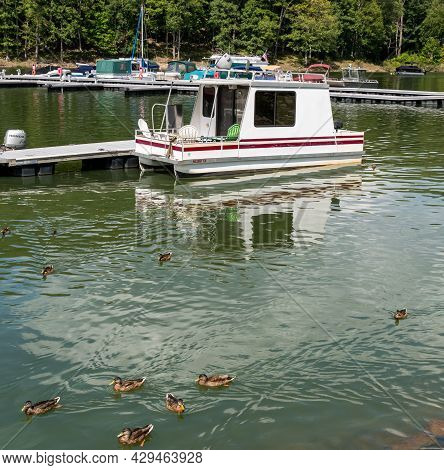 Glade Township, Pennsylvania, Usa August 3, 2021 A Small House Boat Docked At The Kinzua Wolf Run Ma