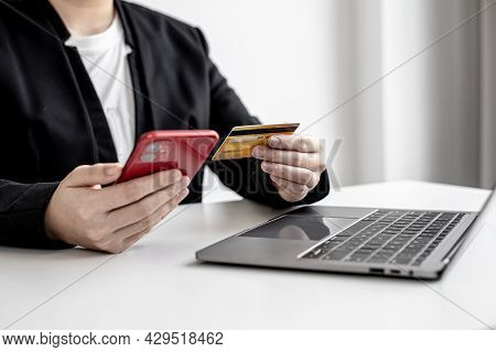 Business Women Are Filling Out Credit Card Information Into An Online Shopping App On A Smartphone.