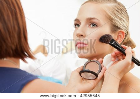 Aplicar el Blush en las mejillas con cepillo Blush