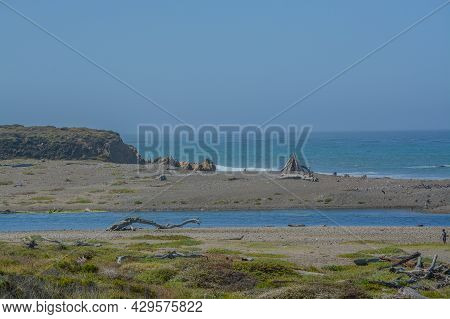 The Rocky Coastline Of San Simeon Bay On The Pacific Ocean In San Simeon, San Luis Obispo County, Ca