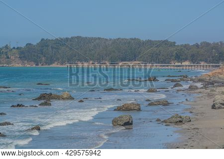 The Rocky Coastline Of San Simeon Bay On The Pacific Ocean In San Simeon, San Luis Obispo County, Ca