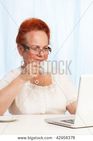 Během snídaně procházení Internetu