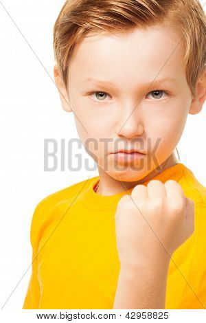 Bad Kid temperato mostrando il pugno