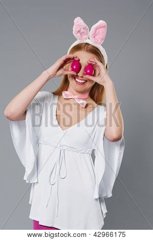 复活节兔子的女人