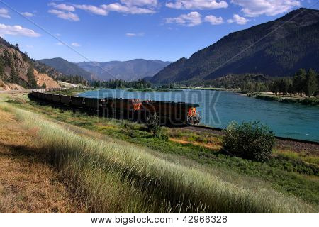 ราบ มอน - 9 กรกฎาคม: BNSF รถไฟเมื่อกรกฏาคม 2010 ในมอนทานาราบ BNSF 2012 Developmen เศรษฐกิจ