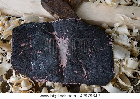 에 머리 피복, 오래 된 망치, 보드 및 목재 부스러기