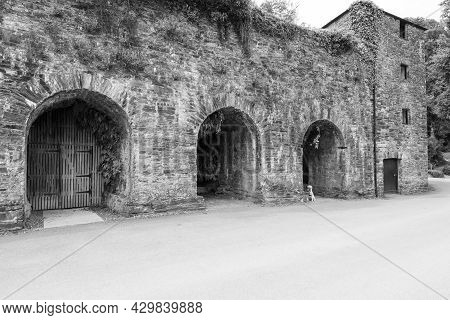 Cotehele Quay.cornwall.united Kingdom.july 23rd 2021.the Edgcumbe Building At Cotehele Quay In Cornw
