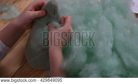 Toddler Hands Stuffing Cotton Inside Felt Toy. Green Cotton Sintepon Hollow Pp Cotton Filling Materi