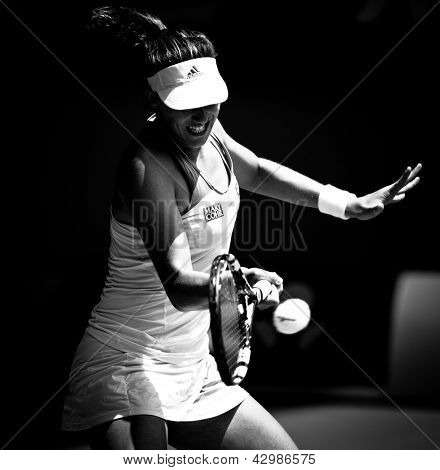 เมลเบิร์น - 17 มกราคม: Garbine Muguruza ของสเปนของเธอสูญเสียรอบสองกับ Serena Williams ที่