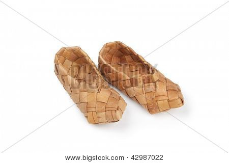 Bast, scarpe russi antichi, isolata on white