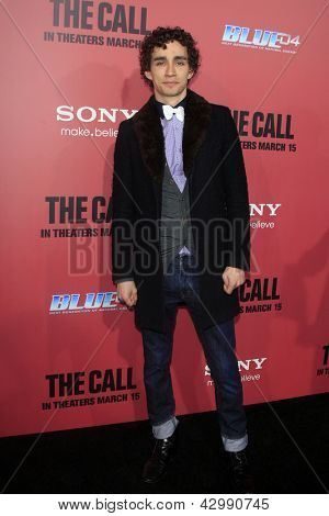 LOS ANGELES - MAR 5: Robert Sheehan kommt an 