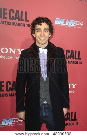 LOS ANGELES - MAR 5: Robert Sheehan kommt an 